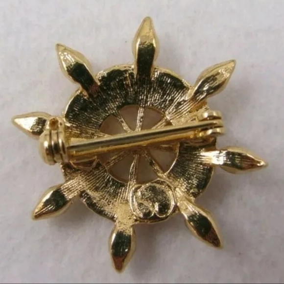 Vintage St John women's Gold N Red Ship's Wheel / Helm Brooch Pin. - Picture 4 of 4